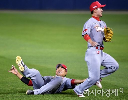 [포토]한동민, '타구 놓치며 역전타 허용'