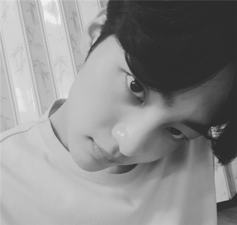 김민재의 흑백 셀카에 네티즌 "얼굴이 '최고의 한방'이네"