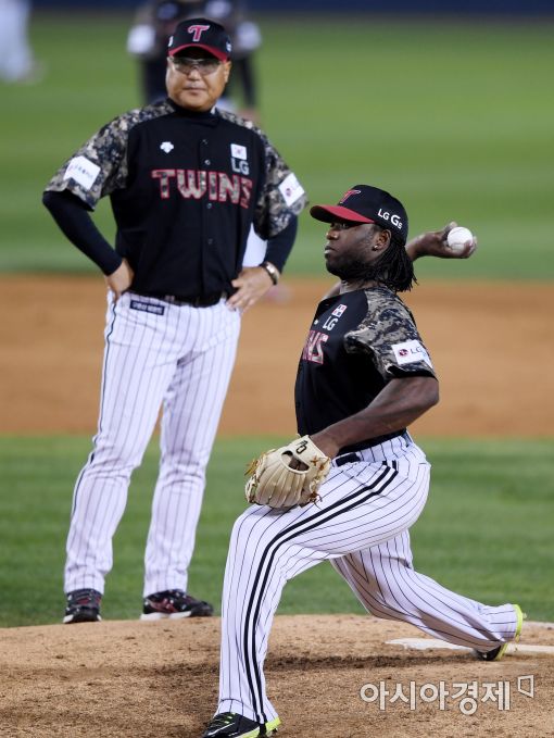 [포토]구원 등판하는 LG 소사