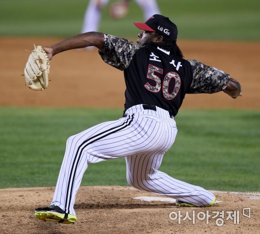 [포토]구원 등판하는 LG 소사