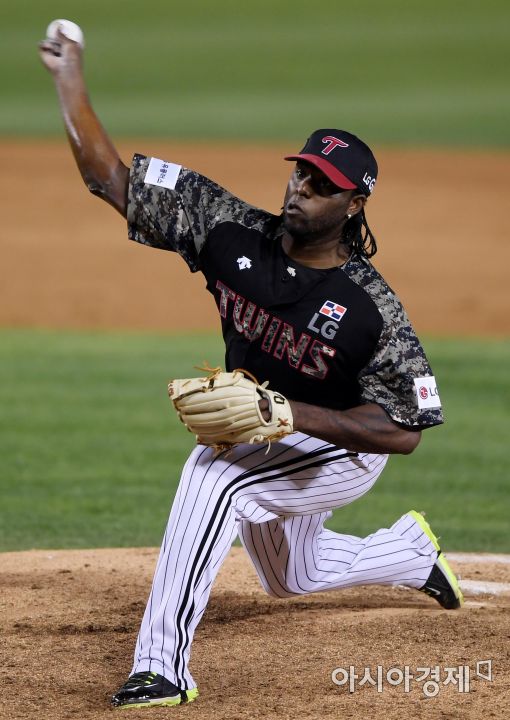 [포토]9회에도 등판한 LG 소사