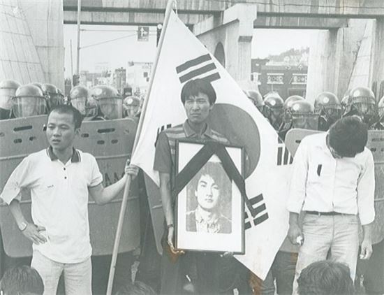 왼쪽부터 배우 우현, 우상호 더불어민주당 의원, 안내상/사진=우상호 더불어민주당 의원 홈페이지캡처
