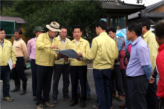 전동평 영암군수. 가뭄 피해 대책 현장 점검