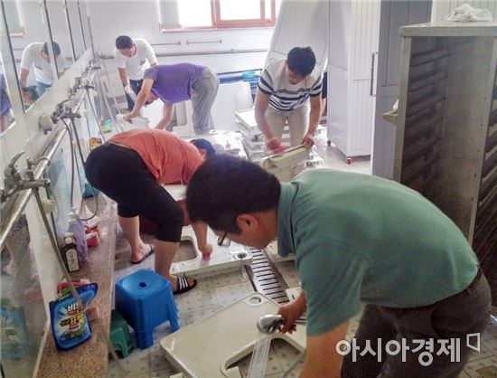 전남도교육청 학생생활안전과 직원들, 강진군노인전문요양원 찾아 봉사