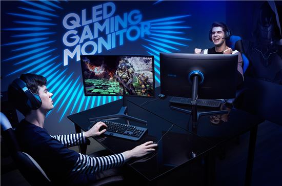삼성전자 모델들이 HDR 기술이 적용되어 어두운 곳은 더욱 어둡게, 밝은 곳은 더욱 밝게 표현해줘 생생한 게임 화면을 만들어 주는 2017년형 QLED 게이밍 모니터 CHG70을 활용해 게임을 즐기고 있다.

