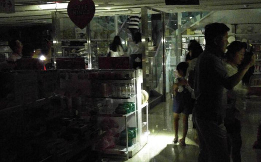 대규모 정전 사태, 휴일 ‘날벼락’ 맞은 시민들… 극장·예식장·백화점 ‘아수라장’