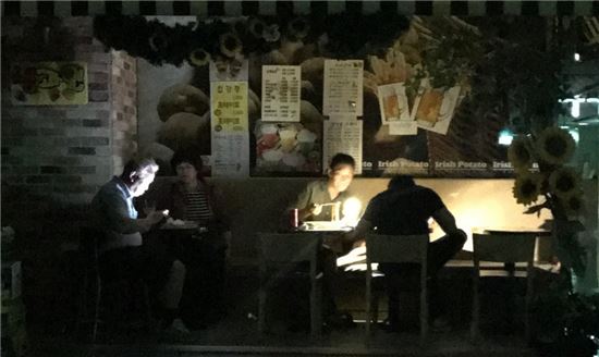 대규모 정전 사태, 휴일 ‘날벼락’ 맞은 시민들… 극장·예식장·백화점 ‘아수라장’