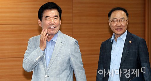 [포토]끝장 토론회 참석하는 김진표 위원장