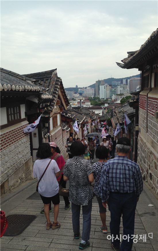 관광객들이 서울 종로구 북촌한옥마을을 둘러보고 있다.(사진=아시아경제 DB) 