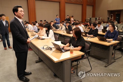 박수현 청와대 대변인(왼쪽)/사진=연합뉴스