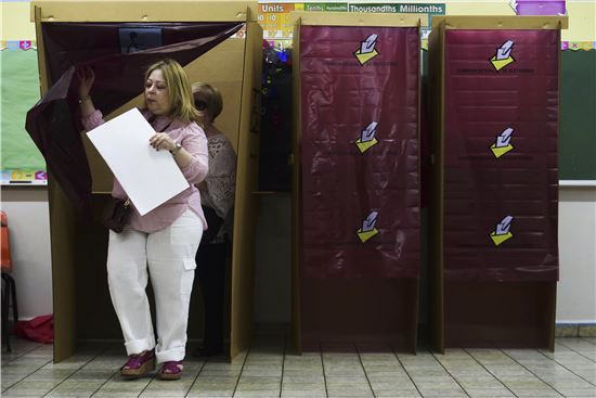 11일(현지시간) 푸에르토리코에서 미국의 주(州)로 편입될지 여부를 묻는 국민투표가 치러지고 있다.(사진출처=AP연합)