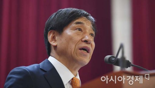 이주열 한국은행 총재가 12일 서울 남대문로 1별관에서 열린 67주년 기념식에 참석해 기념사를 낭독하고 있다.  