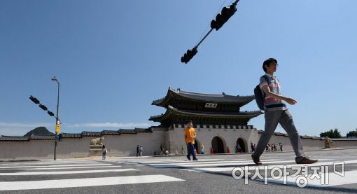 [포토]파란 하늘 아래 광화문으로!