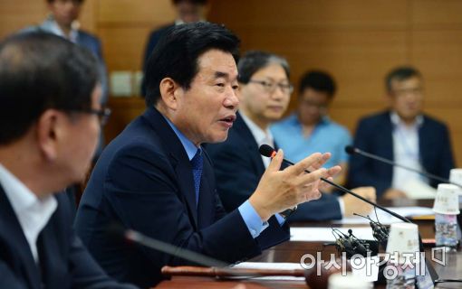 김진표 "경유세 단계적 인상해야…고교, 외고 우대선발제도 폐지"