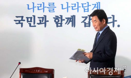 [포토]전체회의 참석하는 김진표 위원장