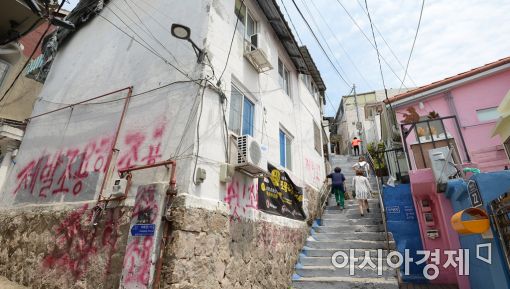 “내 집에서 나가줘”…관광객의 습격 ‘투어리스티피케이션’ 해결책 없나