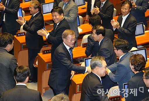 시정연설 나선 文 대통령, 총 16회 박수받아…한국당은 '침묵'