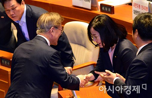 [포토]인사 나누는 문재인 대통령·김현아 의원