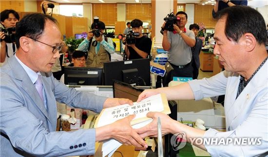 5·18단체와 5월 유가족이 12일 '전두환 회고록' 출판과 배포를 금지하는 가처분을 광주지법에 내고 있다/사진=연합뉴스