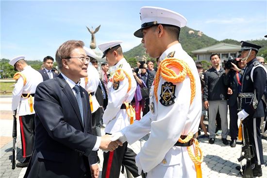 청와대가 공개한 ‘친절한 대통령’ 일화