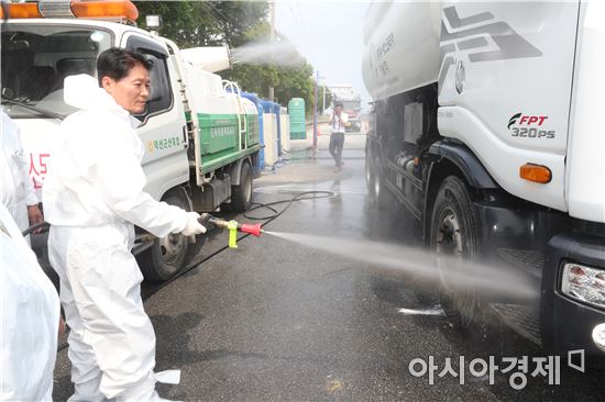 12일 김병원 농협중앙회장은 전북 익산 지역 거점소독시설과 이동통제 방역초소를 방문해 차량에 방역작업을 하고 있다.

