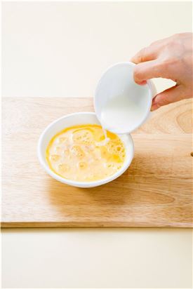 2. 볼에 달걀을 깨뜨려 넣고 우유, 소금, 후춧가루를 넣어 잘 섞는다.