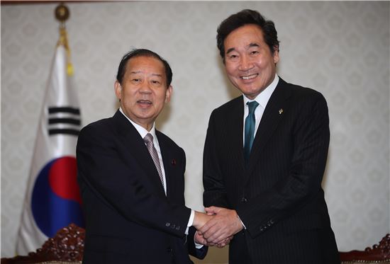 이 총리, 日 특사 접견…"韓日 어려움, 지도자 지혜로 풀 수 있을 것"