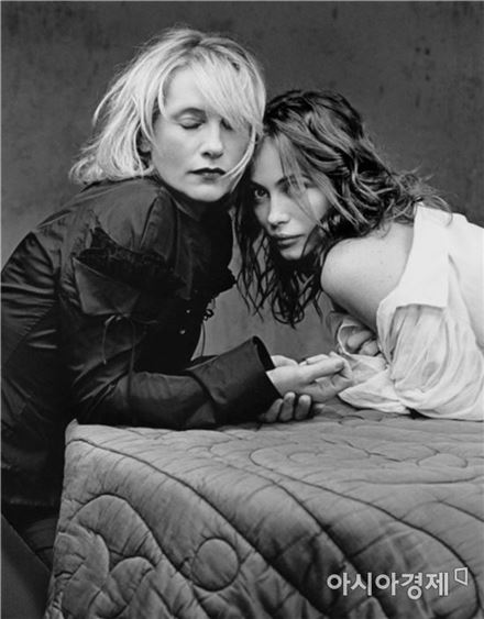 Isabelle Huppert& Emmanuelle photography, 80×60㎝, copyright Kate Barry.
