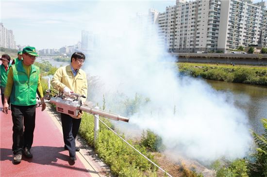 이동진 도봉구청장이 시범방역을 하고 있다.