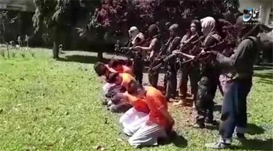 IS가 필리핀 마라위에서 기독교인 5명을 처형했다고 주장하며 해당 영상을 공개했다. (사진=테러모니터 SNS 캡처)