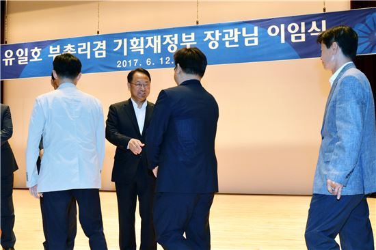 '백병전' 의지 밝혔던 유일호 前부총리 "매일 살얼음판"