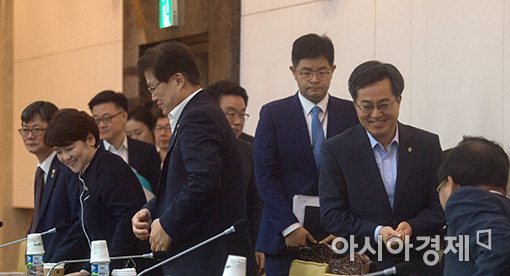 [포토]김동연 부총리, 경제관계장관 간담회 참석