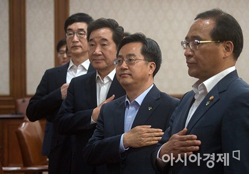 [포토]국민의례하는 이낙연 총리