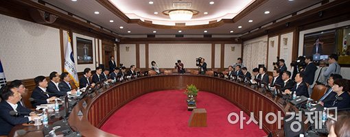 [포토]국무회의 주재하는 이낙연 총리