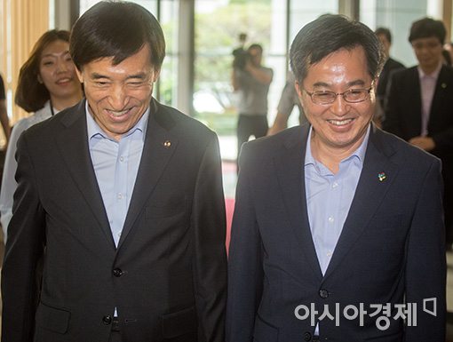 [포토]밝게 웃는 한국경제 수장들