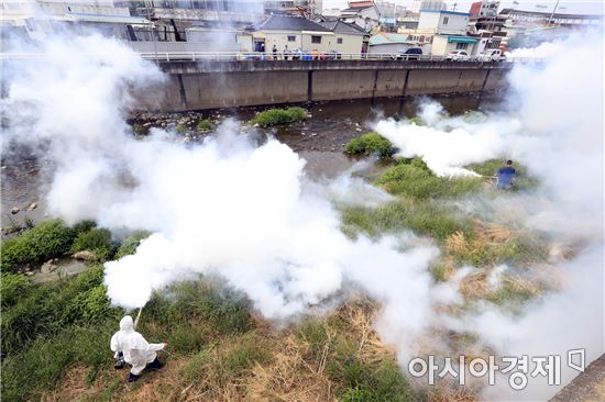 [포토]광주시 북구 보건소, 무더위 전염병 예방 방역