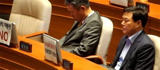 ‘또 졸았다’...文 대통령 시정연설시 졸고 있는 자유한국당 의원들