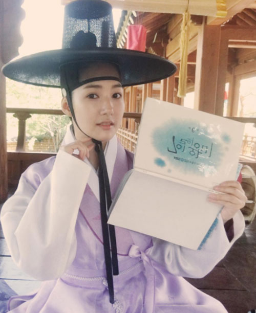 '7일의 왕비' 박민영, 촬영장 모습 공개…누굴 닮았나 했더니?