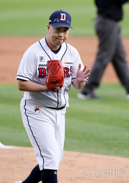 [포토]박수치는 두산 선발 유희관