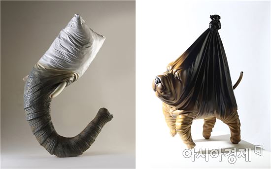 이동헌, Plastic Bag Elephant, 레진에 우레탄도색, 70×35×50cm, 2012(왼쪽) / Plastic Bag Dog, 레진에 우레탄도색, 80×60×50cm, 2012 