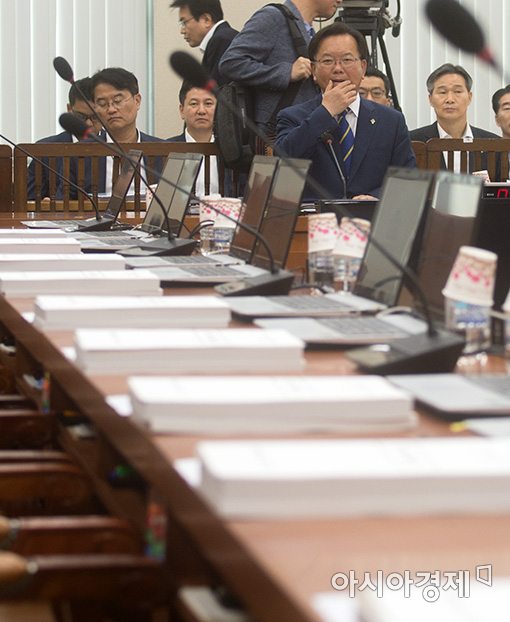 [포토]자유한국당 빈자리 바라보는 김부겸 후보자