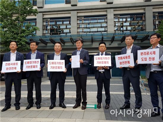 지난 6월 한국알뜰통신사업자협회는 새정부의 가계 통신비 인하안 발표 전 통인동 금융감독원 연수원 앞에서 기자회견을 갖고 알뜰폰 지원 대책 마련을 촉구했다.