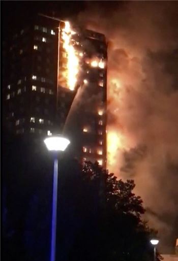 런던 주거용 고층 건물서 대형 화재‥원인 미상