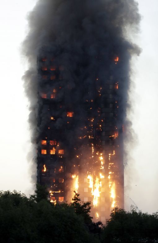 런던 당국, 화재 건물 붕괴 우려에 인근 주민 대피령