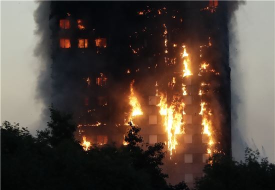 [포토]화염에 휩싸인 런던 아파트…붕괴 위험
