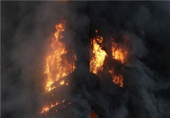 [포토]화염에 휩싸인 런던 아파트…붕괴 위험