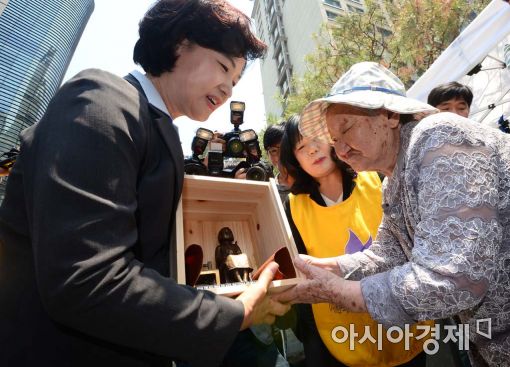 [포토]'위안부 재협상, 잘 부탁드립니다'