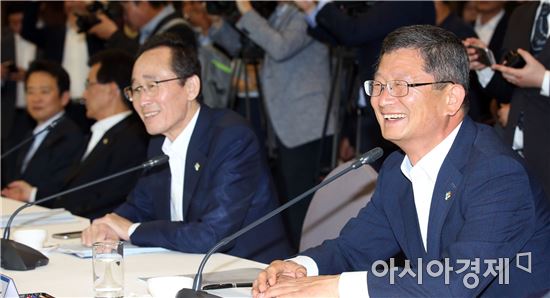 김갑섭 전남도지사 권한대행이 14일 오후 서울 프레스센터에서 열린 대한민국시도지사협의회 임시총회에 참석, 송하진 전북도지사를 비롯해 시ㆍ도지사들과 이야기를 나누고 있다. 사진제공=전남도