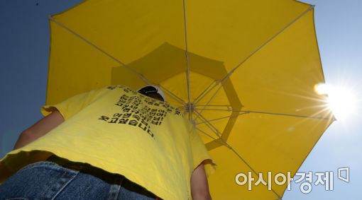 [포토]노란 우산 속에서