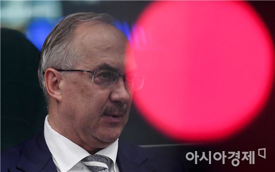 [포토]슈틸리케 감독에 드리운 빨간불